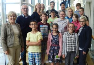 Carina Gödecke und Elisabeth Müller-Witt mit den Besucherinnen und Besuchern der Comenius-Schule-Ratingen