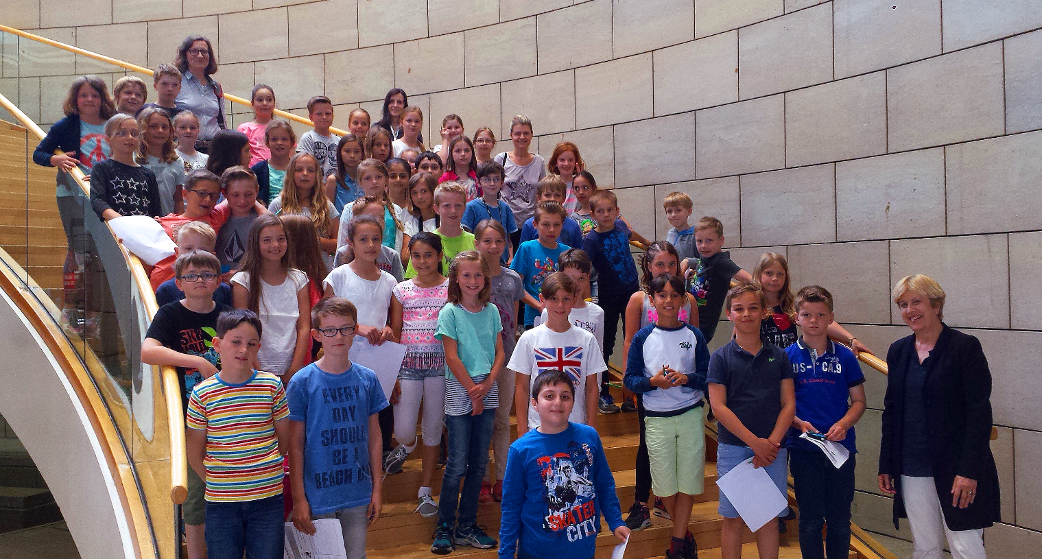 Elisabeth Müller-Witt mit den Besucherinnen und Besuchern der Johann-Peter-Melchior Schule