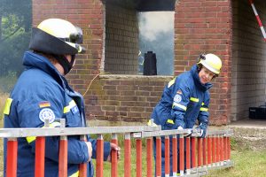 Vorbereitung des Einsatzes im von der Gasexplosion beschädigten Haus