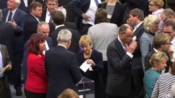 Elisabeth Müller-Witt bei der Stimmabgabe