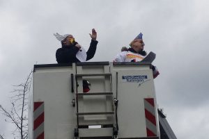 Mike Gans und Achim Pohlmann auf der Hebebühne