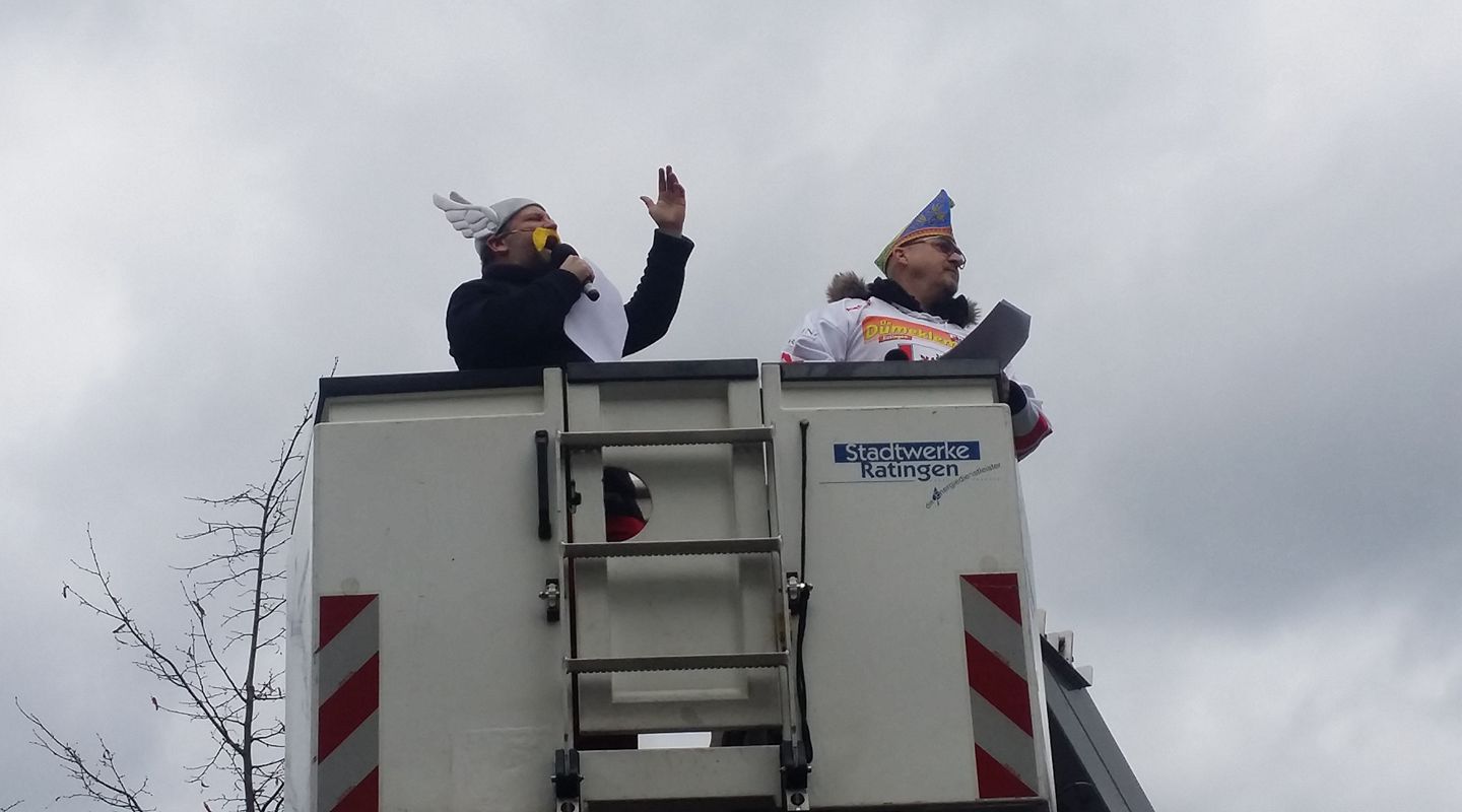 Mike Gans und Achim Pohlmann auf der Hebebühne