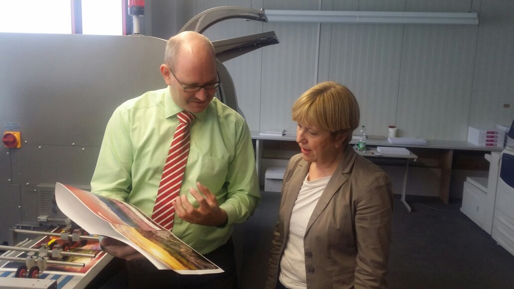 Geschäftsführer Gregor Kalinowski mit Elisabeth Müller-Witt MdL