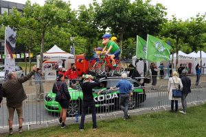 Die Werbekarawane der Tour de France passiert das Landtagsgebäude